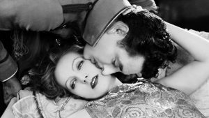 Gros plan tiré du film muet La chair et le diable (1926) montrant Greta Garbo et John Gilbert enlacés