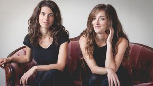 Vanessa Marcoux et Marie-Christine Poirier, du Duo Cordelia, assises côte à côte sur un canapé de velours