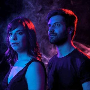 Dominique Beauséjour-Ostiguy et Marie-Pier Allard, du Duo Boa, dans un éclairage bleu et rouge dramatique