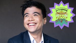 Le ténor Mishael Eusebio souriant, aux côtés du badge de la série Le classique, c'est chocolat!