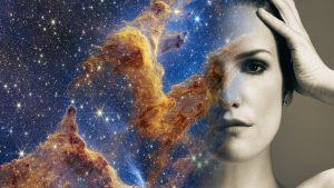 Montage artistique d'un visage de femme fondu dans une nébuleuse étoilée