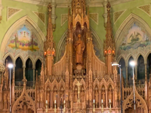 Intérieur doré de l'Église Sainte-Famille de Granby, avec son retable sculpté