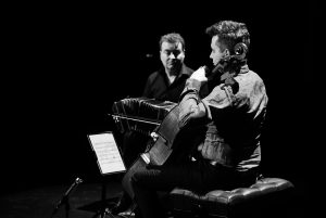 Stéphane Tétreault au violoncelle et Denis Plante au bandonéon, portrait en noir et blanc sur scène