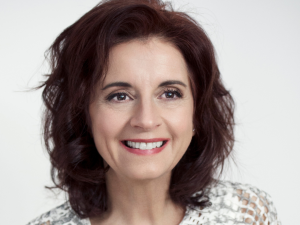 Portrait souriant de la pianiste Lorraine Desmarais