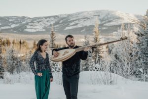 Janelle Lucyk et Kerry Bursey, du duo Ménestrel, en tenue de concert devant un paysage hivernal enneigé